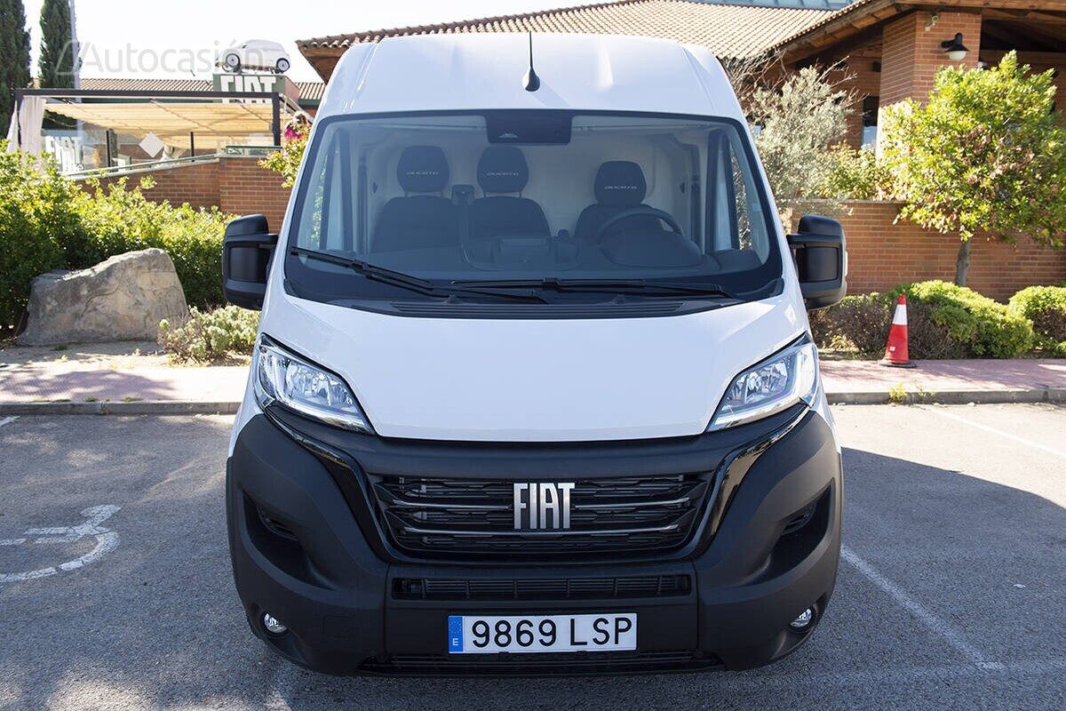 El nuevo logo de Fiat preside el frontal.
