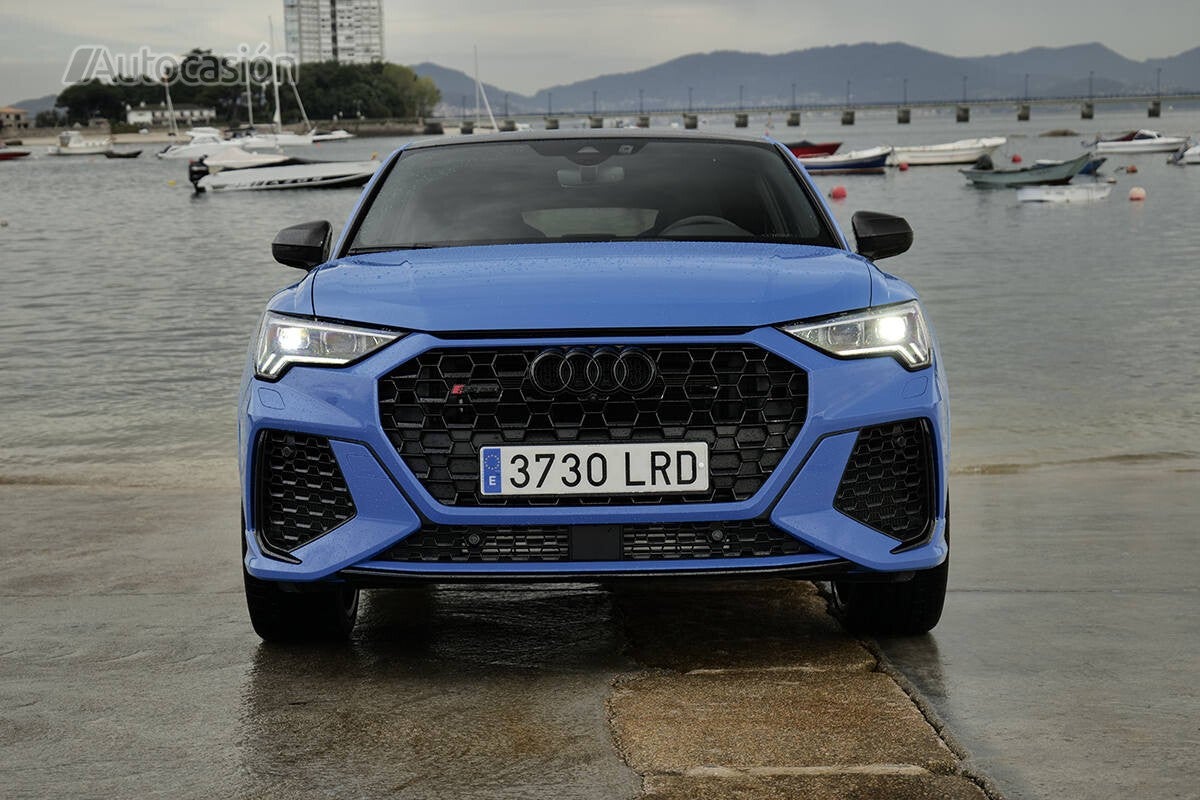 El Audi RSQ3 tiene un frontal muy llamativo y poderoso.