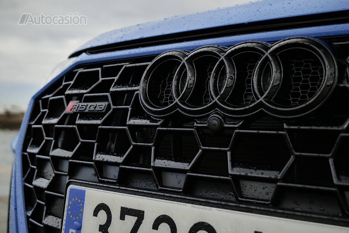 El motor de 5 cilindros y 400 CV es una delicia.