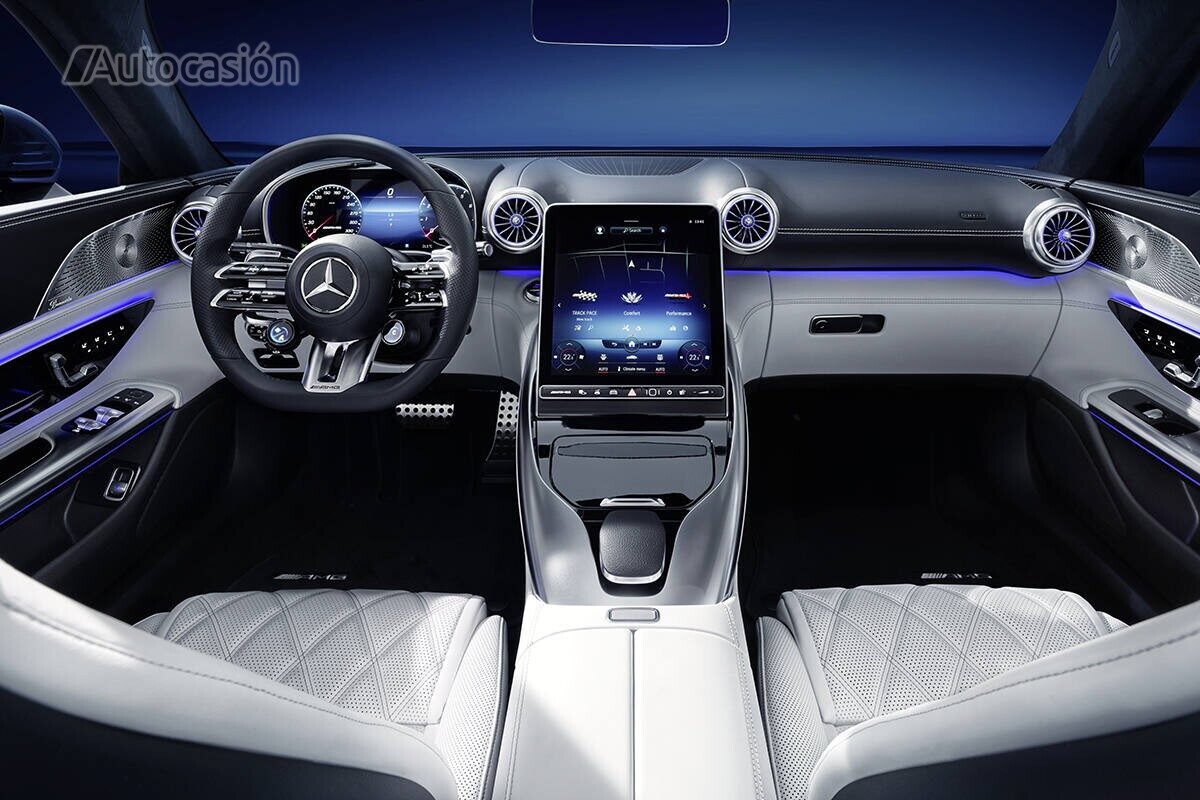 El interior del Mercedes-AMG SL tiene formas clásicas, pero la tecnología más vanguardista.