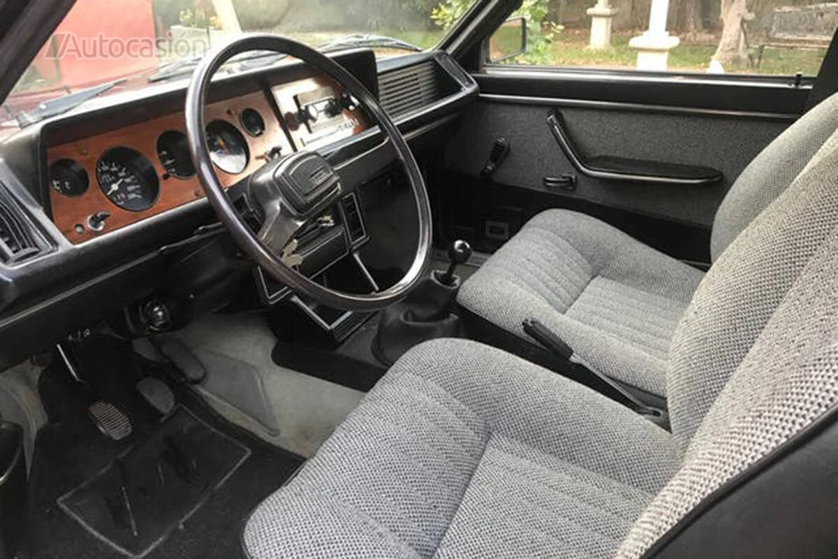 El Seat 132 tenía un interior espacioso, buena calidad y un diseño muy setentero.