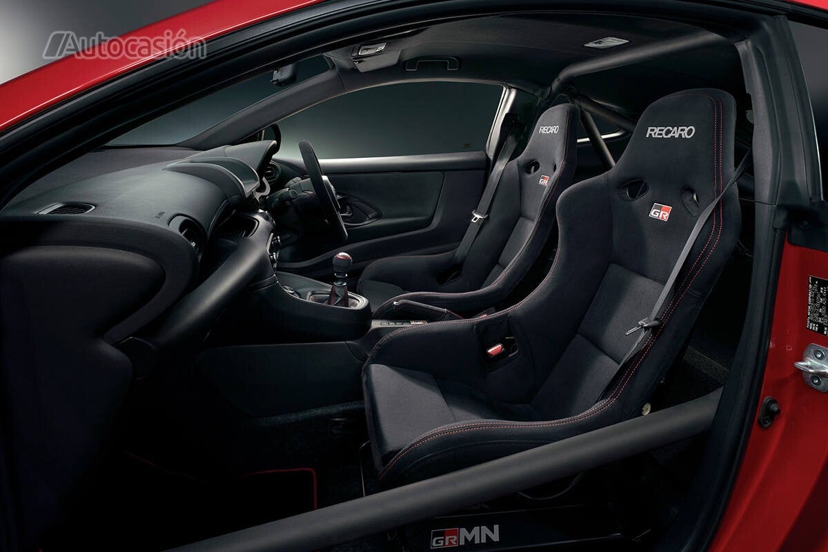 El GRMN Yaris evoluciona con su piloto.