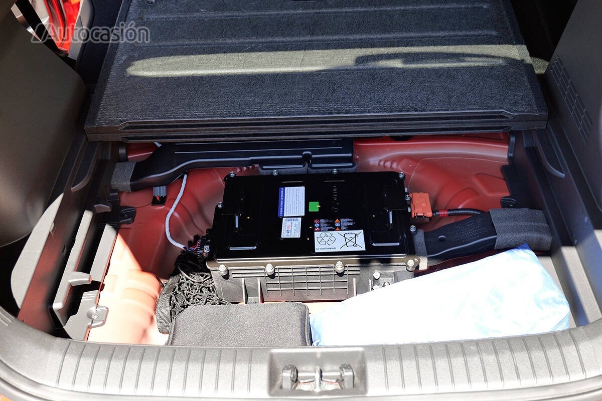 The 48v battery is in the trunk.