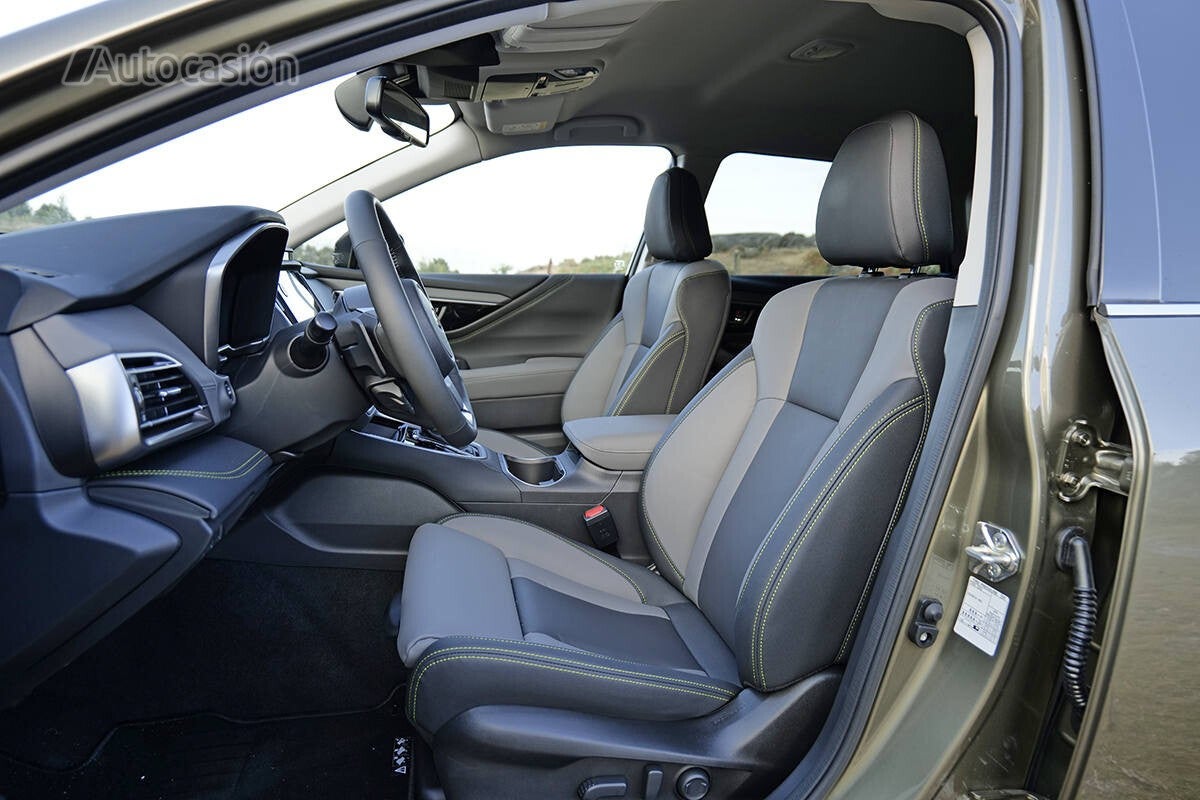 El interior es muy amplio y con buenos materiales.