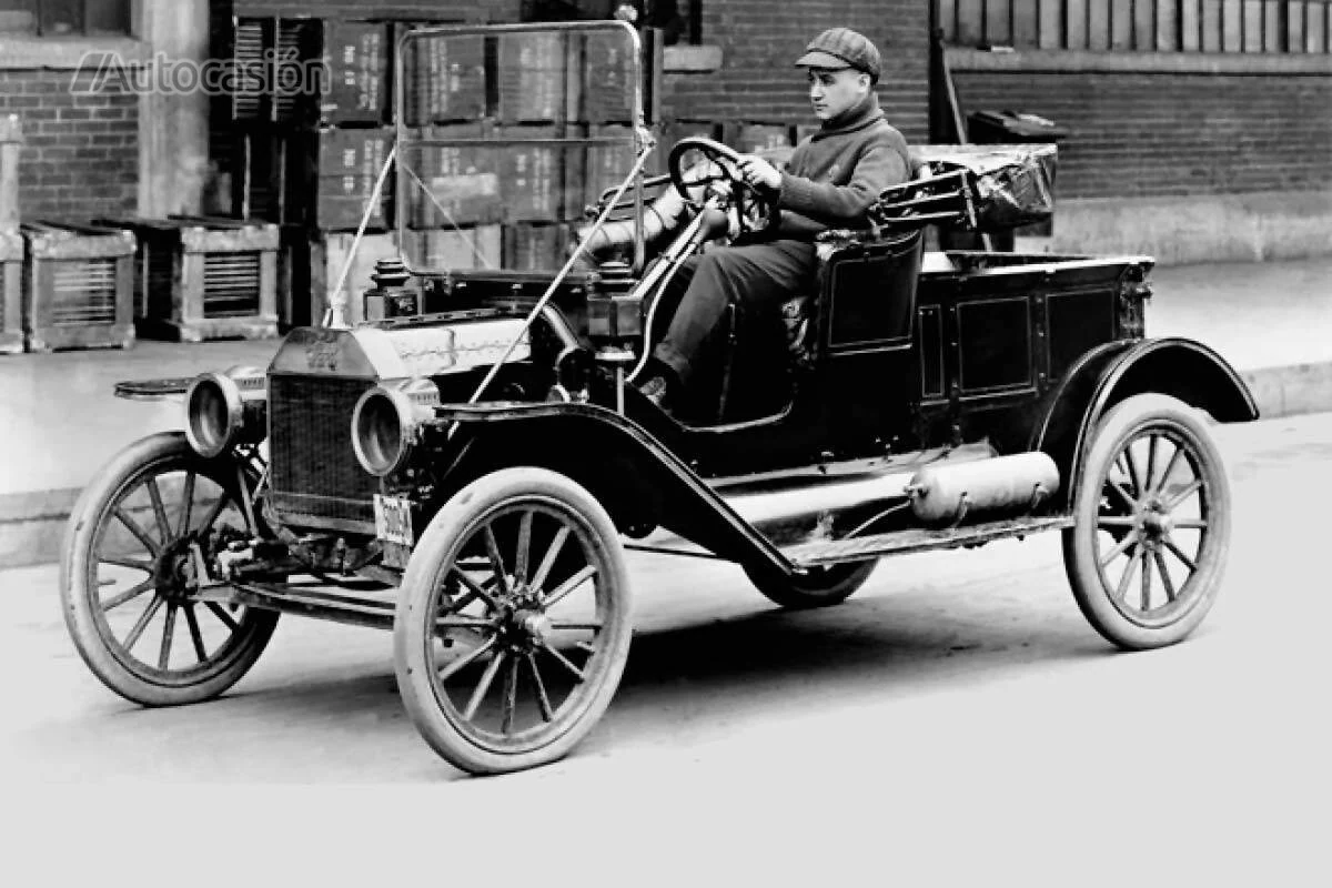 El Ford T es el automóvil que revolucionó no sólo a los coches, también la producción industrial en general.