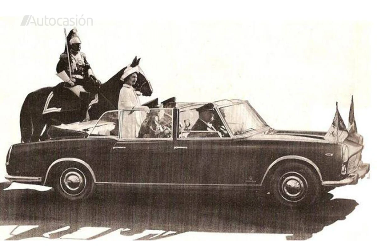 Isabel II a bordo de un Lancia Flaminia presidencial.