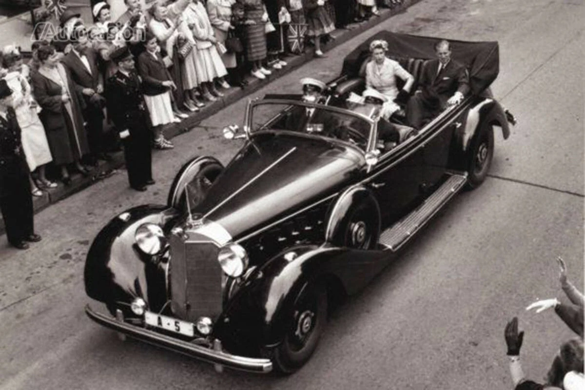 En un acto oficial a bordo de uno de los Mercedes más usado por Hitler en sus desfiles.