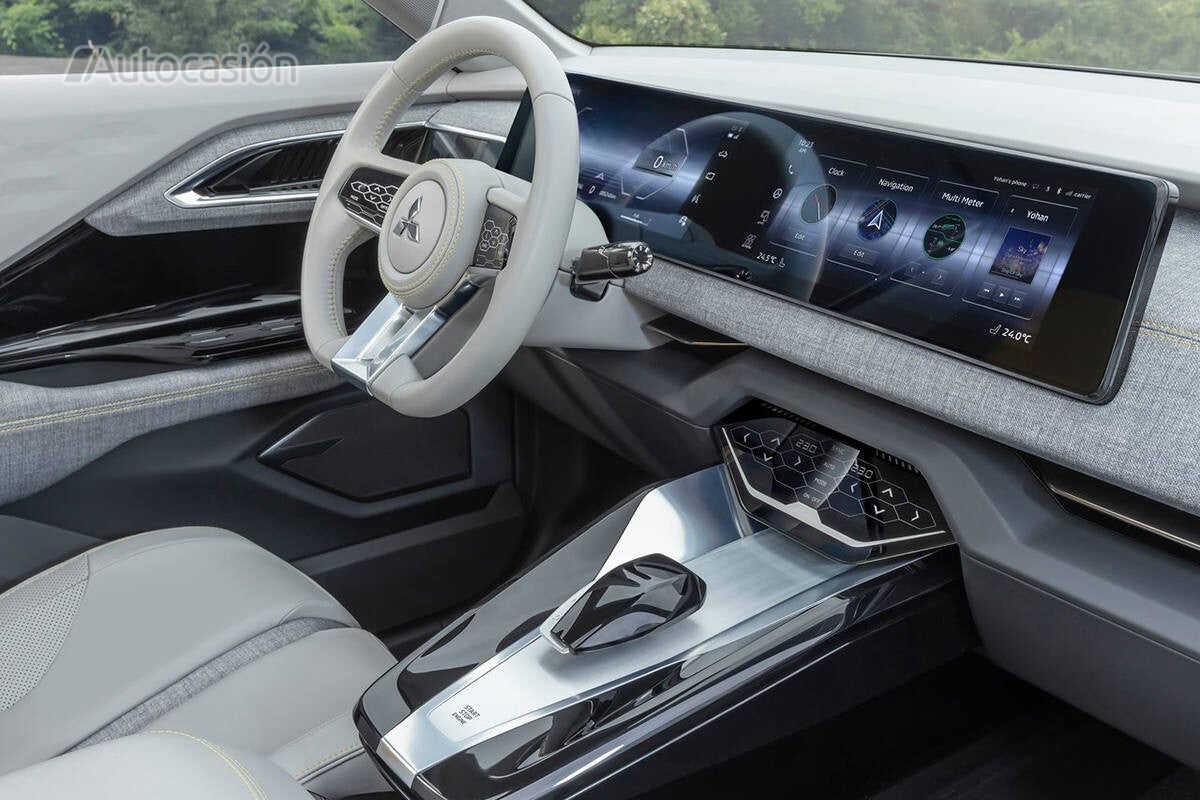 El interior recuerda al de los modelos de Mercedes por la forma de las pantallas y del volante, incluso en el logo.