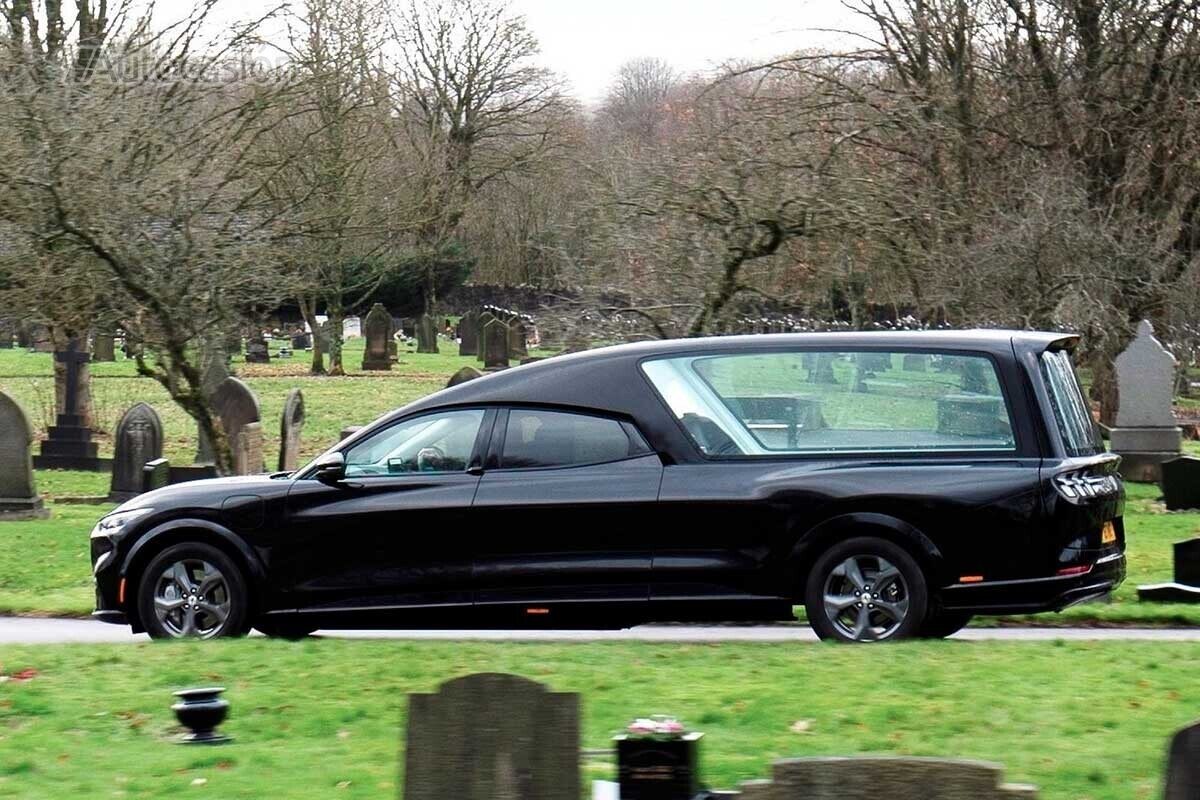 Ford Mustang Mach e coche fúnebre por Coleman Milne