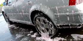 ¿Se puede lavar el coche con lavavajillas?