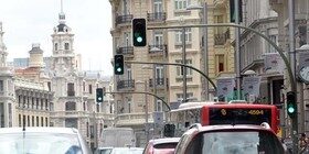 Los semáforos inteligentes permitirían ahorrar un 15% de combustible
