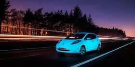 El Nissan Leaf y la carretera que brillan en la oscuridad