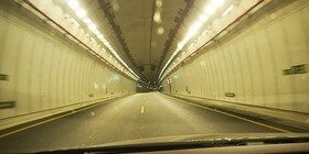 6 precauciones al conducir por un túnel