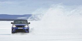 Así se maneja el Range Rover Sport SVR sobre una pista de hielo