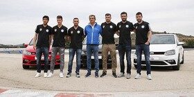 Los jugadores del Valencia, a bordo de un Volkswagen Polo GTI