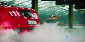 Carreras de drones entre un Mustang, un Focus RS y un robot