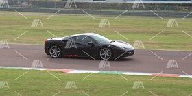 Fotos y vídeo espía de una mula de pruebas de Ferrari