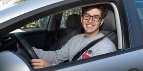 Los seguros de coche cuestan el doble para los conductores jóvenes