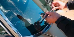 Cómo cambiar las escobillas limpiaparabrisas del coche