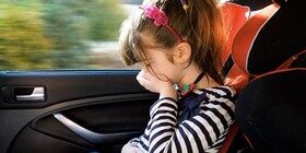 Cómo evitar que los niños se mareen en el coche