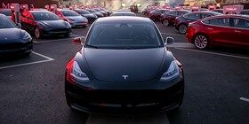 Elon Musk entrega las 30 primeras unidades del Tesla Model 3
