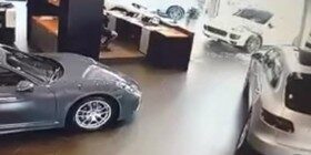 Un cliente descontento estrella un Cayenne contra un concesionario Porsche