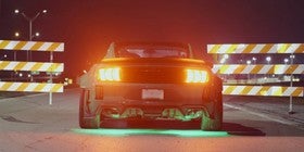 Un Mustang de 900 caballos, un piloto de drift y una autopista ¿Qué pasará?