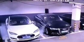 Un Tesla Model S se autodestruye en China