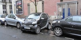 ¿Te pueden multar por aparcar un Smart en batería?