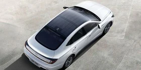 Hyundai lanza su primer coche con paneles solares para recargar la batería