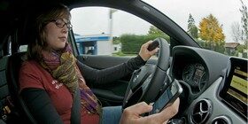 El 42% de los conductores españoles usa el móvil al volante