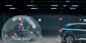 Hyundai Nexo y Mireia Belmonte en un espectacular anuncio