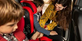 ¿Cuáles son las normas que debes cumplir al llevar a los niños en el coche?