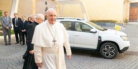 El nuevo «Papamóvil» del Papa Francisco: un Dacia Duster 4×4