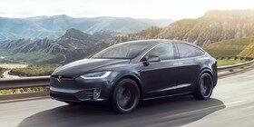 El Autopilot de Tesla ya se para en los semáforos