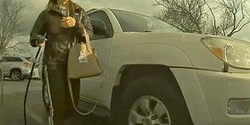 VÍDEO| Se hace viral por desenchufar un coche eléctrico para cargar el suyo