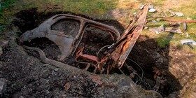 Encuentra enterrado en su jardín un coche entero de los años 50