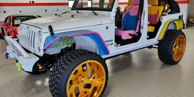 Se gasta una fortuna en darle un look ‘noventero’ a este Jeep Wrangler… y lo pone a la venta