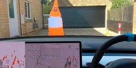 Viste a su mujer de cono para engañar a su Tesla y hasta Elon Musk le vacila