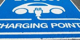 Cargas eléctricas de coche a coche, una idea atractiva (pero poco práctica)
