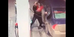 El viral vídeo del mosqueo contra un surtidor de gasolina