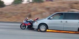 VÍDEO| Atropella a un motorista y arrastra la moto durante kilómetros
