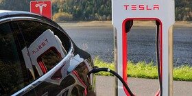 Un error de software ha permitido cargar cualquier coche eléctrico en los supercargadores de Tesla