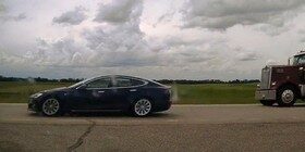 Pillado durmiendo en un Tesla Model S a 150 km/h