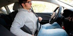 Esta es la mejor postura al volante para evitar accidentes