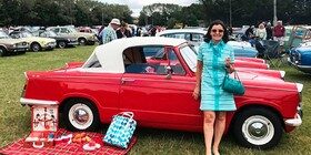 Esta mujer vive como si estuviera en los años 60, coches incluidos