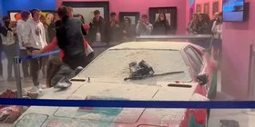 Activistas climáticos vandalizan el BMW M1 Art Car de Andy Warhol