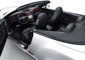 Como todo Bentley, de puertas a dentro se respira calidad y lujo a raudales.