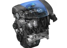 Este nuevo motor Skyactive-G, de gasolina, pesa un 10 por ciento menos que el actual MZR de 2 litros de Mazda.