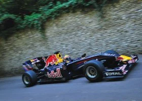 Un Red Bull de Fórmula 1 en el tramo conocido como Flint Wall.